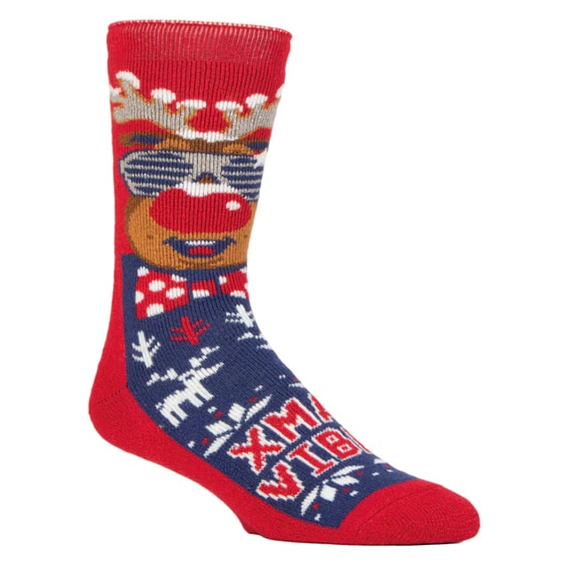 Calentadores - Calcetines navideños Lite para hombre: Ya estamos otra vez en esa época del año: ¡es hora de empezar a pensar en los regalos de Navidad! Tenemos el regalo perfecto para tu padre, hermano, tío o amigo: Calcetines de Navidad Heat Holders Lite. Estos calcetines festivos son menos voluminosos que sus homólogos originales, pero siguen siendo igual de cálidos. Estos calcetines Heat Holders Lite Xmas Socks son el regalo perfecto para cualquier hombre estas Navidades. No sólo son festivos, sino también cálidos y cómodos. Están disponibles en 4 fantásticos diseños festivos que incluyen: Cool Santa, Superstar Snowman, HO HO HO y Jazzy Rudolph. Nuestro hilo térmico Heat Holders especialmente desarrollado proporciona un aislamiento de alto rendimiento contra el frío con una capacidad superior de transpiración de la humedad. Esta versión de los Heat Holders soluciona el problema de "demasiado gruesos" de los Heat Holders originales. Estos calcetines térmicos de invierno son lo suficientemente finos como para caber en tus zapatos de diario, pero lo suficientemente gruesos como para permitir que las técnicas de aislamiento térmico de Heat Holders funcionen. Estos calcetines están disponibles en talla única para hombre: 6-11 UK (39-45 EUR, 7-12 US) y vienen en 4 diseños festivos diferentes. Están hechos de: 89% acrílico, 10% poliamida, 1% elastano y son lavables a máquina. Detalles adicionales del producto: Calcetines de Navidad Heat Holders Lite Diseños navideños festivos Menos voluminosos que los calcetines Heat Holders originales 1,6 Tog El calcetín de Navidad perfecto 5 veces más cálido que un calcetín de algodón básico Grueso y cálido 4 diseños festivos diferentes