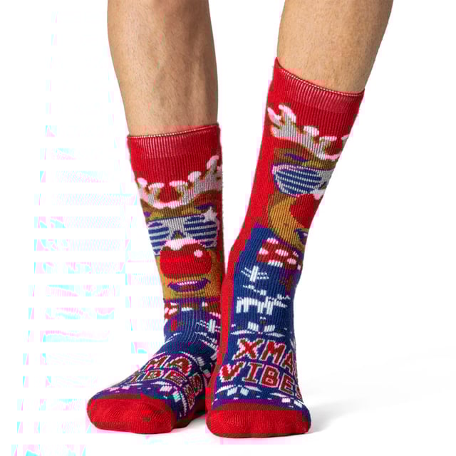 Calentadores - Calcetines navideños Lite para hombre: Ya estamos otra vez en esa época del año: ¡es hora de empezar a pensar en los regalos de Navidad! Tenemos el regalo perfecto para tu padre, hermano, tío o amigo: Calcetines de Navidad Heat Holders Lite. Estos calcetines festivos son menos voluminosos que sus homólogos originales, pero siguen siendo igual de cálidos. Estos calcetines Heat Holders Lite Xmas Socks son el regalo perfecto para cualquier hombre estas Navidades. No sólo son festivos, sino también cálidos y cómodos. Están disponibles en 4 fantásticos diseños festivos que incluyen: Cool Santa, Superstar Snowman, HO HO HO y Jazzy Rudolph. Nuestro hilo térmico Heat Holders especialmente desarrollado proporciona un aislamiento de alto rendimiento contra el frío con una capacidad superior de transpiración de la humedad. Esta versión de los Heat Holders soluciona el problema de "demasiado gruesos" de los Heat Holders originales. Estos calcetines térmicos de invierno son lo suficientemente finos como para caber en tus zapatos de diario, pero lo suficientemente gruesos como para permitir que las técnicas de aislamiento térmico de Heat Holders funcionen. Estos calcetines están disponibles en talla única para hombre: 6-11 UK (39-45 EUR, 7-12 US) y vienen en 4 diseños festivos diferentes. Están hechos de: 89% acrílico, 10% poliamida, 1% elastano y son lavables a máquina. Detalles adicionales del producto: Calcetines de Navidad Heat Holders Lite Diseños navideños festivos Menos voluminosos que los calcetines Heat Holders originales 1,6 Tog El calcetín de Navidad perfecto 5 veces más cálido que un calcetín de algodón básico Grueso y cálido 4 diseños festivos diferentes