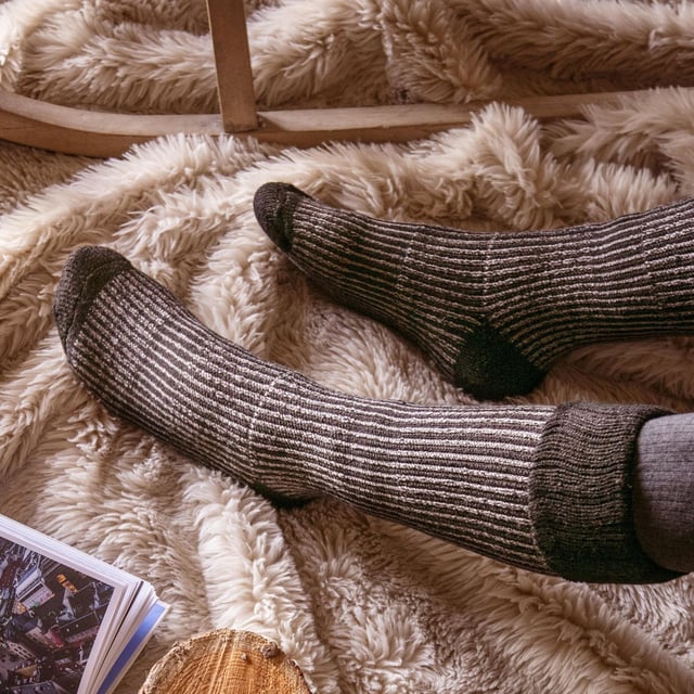 Calcetines térmicos para mujer Heat Holders Boot: Heat Holders Yarn - Nuestro hilo térmico especialmente desarrollado proporciona un aislamiento de alto rendimiento contra el frío con capacidades superiores de transpiración de la humedad. Heat Holders Loops - La innovadora tecnología de tejido de punto produce nuestro exclusivo pelo acolchado con bucles extralargos para retener más aire caliente, aumentando el índice TOG. Cepillado de los Heat Holders - Por último, nuestro proceso de cepillado experto maximiza la cantidad de aire caliente retenido en el interior de cada calcetín para un calor total y un confort durante todo el día. Se ha comprobado científicamente que los Heat Holders son 7 veces más cálidos que un calcetín de algodón básico. Los calcetines Heat Holders son 2,34 Tog, mientras que un calcetín de algodón básico sólo mide 0,33 Tog. Calcetines de bota Heat Holders - Estos calcetines son absolutamente perfectos para cuando tienes que pasar esos fríos días de invierno al aire libre, ya sea con botas de agua o botas, estos calcetines se ajustan perfectamente.
