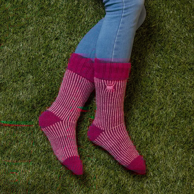 Calcetines térmicos para mujer Heat Holders Boot: Heat Holders Yarn - Nuestro hilo térmico especialmente desarrollado proporciona un aislamiento de alto rendimiento contra el frío con capacidades superiores de transpiración de la humedad. Heat Holders Loops - La innovadora tecnología de tejido de punto produce nuestro exclusivo pelo acolchado con bucles extralargos para retener más aire caliente, aumentando el índice TOG. Cepillado de los Heat Holders - Por último, nuestro proceso de cepillado experto maximiza la cantidad de aire caliente retenido en el interior de cada calcetín para un calor total y un confort durante todo el día. Se ha comprobado científicamente que los Heat Holders son 7 veces más cálidos que un calcetín de algodón básico. Los calcetines Heat Holders son 2,34 Tog, mientras que un calcetín de algodón básico sólo mide 0,33 Tog. Calcetines de bota Heat Holders - Estos calcetines son absolutamente perfectos para cuando tienes que pasar esos fríos días de invierno al aire libre, ya sea con botas de agua o botas, estos calcetines se ajustan perfectamente.