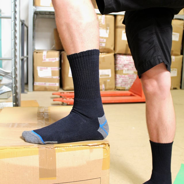 Ultimative Arbeitssocken - Großpackung Angebot: Suchen Sie nach zuverlässigen Arbeitssocken, die schweren Einsatzbedingungen standhalten können? Dann sind unsere ultimativen Arbeitssocken genau das Richtige für Sie, jetzt auch in kürzeren Varianten und im Großpackungsangebot mit 12 Paar. Diese Socken behalten alle großartigen Eigenschaften der ursprünglichen Sockenlänge, was sie zur besten Wahl für jeden hart arbeitenden Menschen macht. Unsere ultimativen Arbeitssocken sind an Ferse und Zehen verstärkt, sodass sie perfekt mit Stahlkappenschuhen und industriellen Stiefeln getragen werden können. Die vollständige Terry-Dämpfung absorbiert Schweiß und schützt die Füße vor der Belastung eines langen Arbeitstags. Die verstärkten Terry-Schlaufen bieten zusätzlichen Komfort und Langlebigkeit, während die glatten Zehnähte sie geeignet für die Verwendung mit Stahlkappenschuhen machen. Hergestellt aus einer baumwollreichen Mischung bieten diese Socken natürliche Weichheit und Komfort. Erhältlich in zwei Herrengrößen: 6-11 UK und 11-14 UK, sind diese Socken ein ausgezeichnetes Preis-Leistungs-Angebot für alle, die Komfort und Haltbarkeit in ihren Arbeitssocken suchen. Zusätzliche Produktdetails: - Großpackung Angebot von 12 Paar - Erhältlich in 3, 6 oder 12 Paar - 2 Größen: 6-11 UK und 11-14 UK - Schwer belastbar - Verstärkte Ferse und Zehe - Vollständige Terry-Dämpfung - Wahre Ferse/Zehe - Baumwollreich - Glatte Zehnähte - Geeignet für Stahlkappenschuhe - Langlebig
