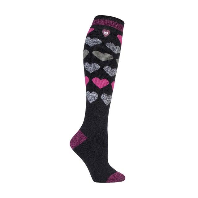 Calcetines largos Heat Holders Lite para mujer: Ya están aquí los nuevos calcetines Heat Holders Lite. ¡Ahora con un estilo extra largo! Los creadores de Heat Holders han escuchado las peticiones de los clientes para crear un calcetín térmico que no sea tan grueso, ahora los Heat Holders pueden caber en un zapato de vestir normal o en una zapatilla deportiva. Sin embargo, su sólido índice de 1,6 tog significa que tus pies seguirán estando muy calientes. Con muchos estilos fabulosos de marga entre los que elegir, tus pies estarán elegantes y calientes al mismo tiempo, ¿quién no querría eso? Esta versión de los calcetines Heat Holders Lite es extra larga, llegando justo por debajo de la rodilla, dándote más calor para toda la pierna. Características principales. Heat Holders Yarn - Nuestro hilo térmico especialmente desarrollado proporciona un aislamiento de alto rendimiento contra el frío con una capacidad superior de transpiración de la humedad. Heat Holders Loops - La innovadora tecnología de tejido de punto produce nuestra exclusiva pila acolchada con bucles extralargos para retener más aire caliente, aumentando el índice TOG. Heat Holders Brushing - Por último, nuestro experto proceso de cepillado maximiza la cantidad de aire caliente retenido en el interior de cada calcetín para ofrecer una calidez total y comodidad durante todo el día. Heat Holders Lite Long Tog rating - Estos calcetines están científicamente probados para ser 5 veces más cálidos que un calcetín básico de algodón, con un tog rating de 1,6. Esta nueva versión de los calcetines Heat Holders resuelve el problema del "grosor excesivo" de los calcetines Heat Holders originales. Estos calcetines están hechos de 91% acrílico, 5% nylon, 3% poliéster, 1% elastano, y son de la talla 4-8 UK.