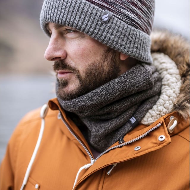 Heat Holders - Jersey térmico de invierno para hombre: Disfruta de una calidez insuperable y una comodidad de otro mundo con el calentador térmico de cuello de invierno para hombre Heat Holders. Diseñado para una adaptabilidad total, este calentador de cuello está listo para combinar con abrigos casuales o abrigos formales, convirtiéndose en una adición inteligente a su colección de invierno. Siente la máxima comodidad que promete este calentador de cuello, un esencial para cada salida helada. Deslizándose sobre la piel, el tacto acogedor y afelpado crea una sensación envolvente cada vez que te lo pones. Colócalo sobre el cuello para un calor inmediato o súbelo para una mayor protección. Un ajuste esculpido que se amolda alrededor del cuello y la barbilla. Es como un escudo personal contra el viento, con el máximo aislamiento. Corrientes de aire molestas: ¡olvídate de los calentamientos! Nuestros calentadores de cuello son sus mini mantas calientes, dirigidas a zonas sensibles como el cuello y la parte inferior de la cara. . Detalles esenciales del producto: - Excepcional retención del calor - Hilo térmico de alta calidad - Diseño ingenioso - Perfecto para cualquier escapada invernal - Adecuado para tallas únicas