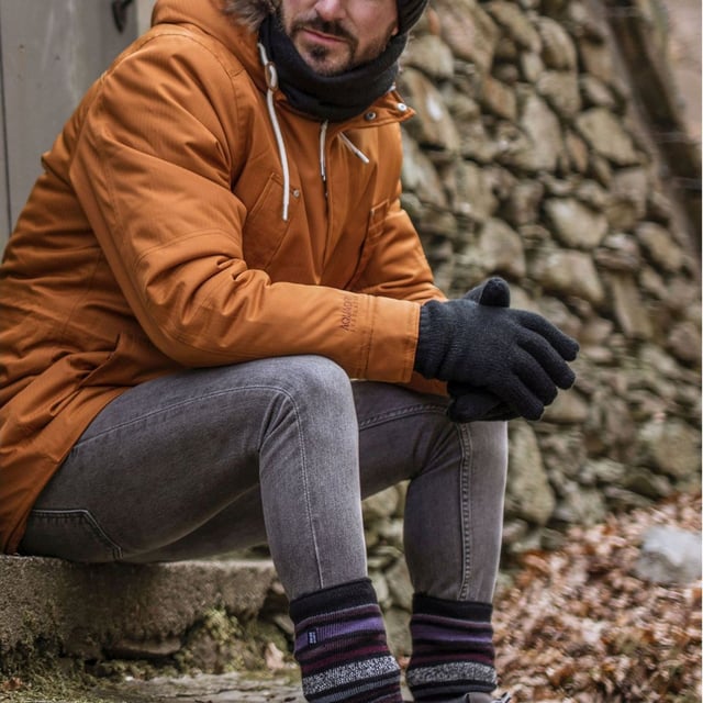 Heat Holders - Jersey térmico de invierno para hombre: Disfruta de una calidez insuperable y una comodidad de otro mundo con el calentador térmico de cuello de invierno para hombre Heat Holders. Diseñado para una adaptabilidad total, este calentador de cuello está listo para combinar con abrigos casuales o abrigos formales, convirtiéndose en una adición inteligente a su colección de invierno. Siente la máxima comodidad que promete este calentador de cuello, un esencial para cada salida helada. Deslizándose sobre la piel, el tacto acogedor y afelpado crea una sensación envolvente cada vez que te lo pones. Colócalo sobre el cuello para un calor inmediato o súbelo para una mayor protección. Un ajuste esculpido que se amolda alrededor del cuello y la barbilla. Es como un escudo personal contra el viento, con el máximo aislamiento. Corrientes de aire molestas: ¡olvídate de los calentamientos! Nuestros calentadores de cuello son sus mini mantas calientes, dirigidas a zonas sensibles como el cuello y la parte inferior de la cara. . Detalles esenciales del producto: - Excepcional retención del calor - Hilo térmico de alta calidad - Diseño ingenioso - Perfecto para cualquier escapada invernal - Adecuado para tallas únicas