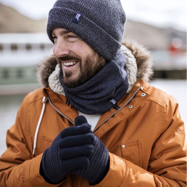 Heat Holders - Jersey térmico de invierno para hombre: Disfruta de una calidez insuperable y una comodidad de otro mundo con el calentador térmico de cuello de invierno para hombre Heat Holders. Diseñado para una adaptabilidad total, este calentador de cuello está listo para combinar con abrigos casuales o abrigos formales, convirtiéndose en una adición inteligente a su colección de invierno. Siente la máxima comodidad que promete este calentador de cuello, un esencial para cada salida helada. Deslizándose sobre la piel, el tacto acogedor y afelpado crea una sensación envolvente cada vez que te lo pones. Colócalo sobre el cuello para un calor inmediato o súbelo para una mayor protección. Un ajuste esculpido que se amolda alrededor del cuello y la barbilla. Es como un escudo personal contra el viento, con el máximo aislamiento. Corrientes de aire molestas: ¡olvídate de los calentamientos! Nuestros calentadores de cuello son sus mini mantas calientes, dirigidas a zonas sensibles como el cuello y la parte inferior de la cara. . Detalles esenciales del producto: - Excepcional retención del calor - Hilo térmico de alta calidad - Diseño ingenioso - Perfecto para cualquier escapada invernal - Adecuado para tallas únicas