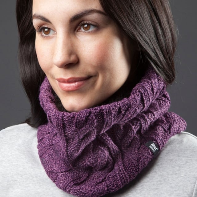 Calentador de cuello Heat Holders: Cuando hace frío, el cuello necesita algo que lo proteja del viento y del frío. Más cálido que una bufanda normal y menos molesto, este bonito calentador de cuello de punto por cable Heat Holders mantendrá tu cuello caliente en los meses de invierno. Con su forro de pelo deliciosamente suave, cálido y sedoso, este calentador de cuello atrapa el aire caliente cerca de la piel y mantiene el cuello y la zona circundante aislados del frío. El avanzado hilo aislante Heat Holders de alto rendimiento ayuda a proteger contra el frío y absorbe la humedad para mantenerte seco y cómodo. El ajuste especialmente esculpido de este calentador de cuello cae bajo para contornear alrededor del pecho, el cuello y la barbilla para el calor y la protección adicionales. Detalles adicionales del producto: - Calentador de cuello - Calentadores - Forro polar Heatweaver - Hilo aislante - Esculpido para ajustarse al cuello - Más fácil de llevar que una bufanda - 7 colores - Talla única - 3.5 Tog
