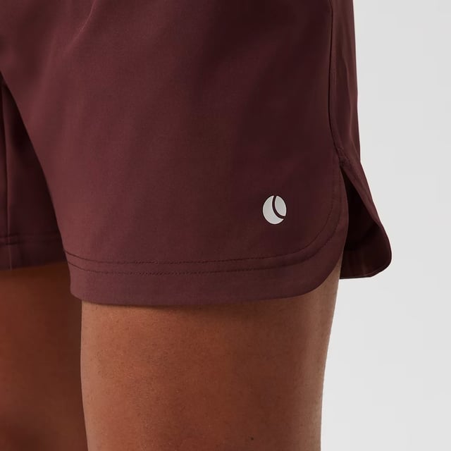 Ace Short Shorts - Sleek and Functional Activewear: Enhance your workout with the Björn Borg Ace Short Shorts, designed for maximum movement and comfort. Made from soft recycled polyester with a hint of stretch, these shorts feature a regular fit with a shorter length, side pockets with a key pocket, and slits on the sides for added mobility. The classic elastic waistband includes a drawstring for easy adjustment, complemented by the iconic tennis-ball logo on the leg. Extra Product Details:. 92% Recycled Polyester, 8% elastane Regular Fit and Short Length Side Pockets with Key Pocket Slits for Extra Movement Machine Washable. These shorts combine sustainability with performance, making them ideal for any sport or workout.
