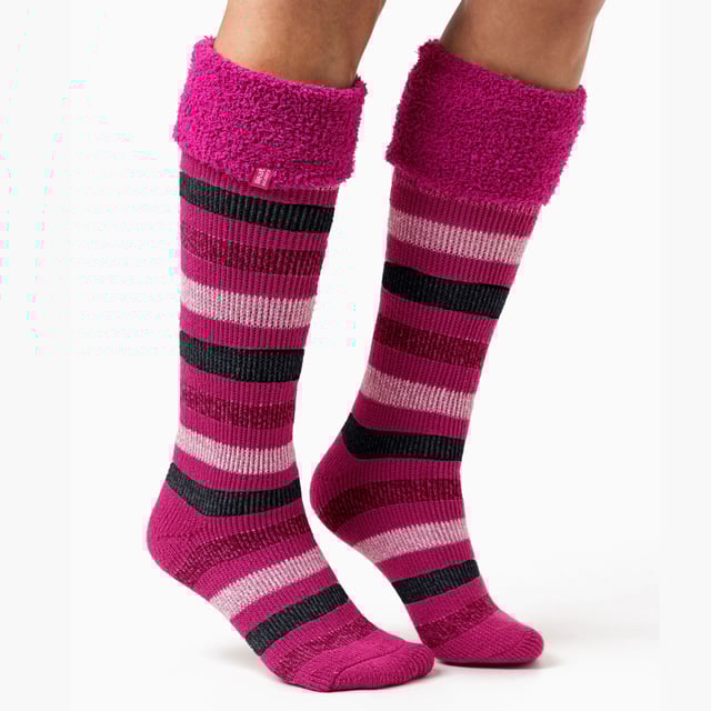 Calcetines térmicos para mujer Cosy Cuff Boot Socks: Heat Holders son simplemente los calcetines y accesorios térmicos más cálidos que puedes comprar. Empezaron en 2008 con la visión de crear el calcetín térmico definitivo, más cálido que cualquier otro del mercado. Mantén las piernas y los pies calientes con estos calcetines de bota con puño giratorio. Si tienes las piernas y los pies fríos en invierno, estos calcetines más largos tienen un forro térmico más grueso que te mantendrá caliente durante más tiempo. Fabricados con Heat Holders Brushing, su proceso de cepillado experto maximiza la cantidad de aire caliente que se mantiene en el interior de cada calcetín para ofrecer una calidez insuperable y comodidad durante todo el día. También presentan un alto índice de 2,3 tog gracias a la innovadora tecnología de punto de Heat Holders, que utiliza un pelo acolchado de bucle largo PATENTADO en el Reino Unido. Combina estos calcetines largos con cualquier par de botas, tanto si sales de excursión como si quieres lucir estos calcetines a rayas, ¡quedarán impresionantes con unos botines bajos! . Estos calcetines están disponibles en las tallas para mujer 4-8 UK, 37-42 EU, 5-9 US. Detalles adicionales del producto: - Calcetines térmicos para mujer - Calcetines térmicos oficiales - Hilo térmico - Puño giratorio - Cepillado térmico - Forro térmico grueso - Rayas de colores y diseños - Alto Tog - Diseño a rayas - Rayas azul marino y rosa - Tallas 4-8 UK, 37-42 EU, 5-9 US