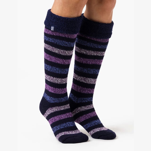 Calcetines térmicos para mujer Cosy Cuff Boot Socks: Heat Holders son simplemente los calcetines y accesorios térmicos más cálidos que puedes comprar. Empezaron en 2008 con la visión de crear el calcetín térmico definitivo, más cálido que cualquier otro del mercado. Mantén las piernas y los pies calientes con estos calcetines de bota con puño giratorio. Si tienes las piernas y los pies fríos en invierno, estos calcetines más largos tienen un forro térmico más grueso que te mantendrá caliente durante más tiempo. Fabricados con Heat Holders Brushing, su proceso de cepillado experto maximiza la cantidad de aire caliente que se mantiene en el interior de cada calcetín para ofrecer una calidez insuperable y comodidad durante todo el día. También presentan un alto índice de 2,3 tog gracias a la innovadora tecnología de punto de Heat Holders, que utiliza un pelo acolchado de bucle largo PATENTADO en el Reino Unido. Combina estos calcetines largos con cualquier par de botas, tanto si sales de excursión como si quieres lucir estos calcetines a rayas, ¡quedarán impresionantes con unos botines bajos! . Estos calcetines están disponibles en las tallas para mujer 4-8 UK, 37-42 EU, 5-9 US. Detalles adicionales del producto: - Calcetines térmicos para mujer - Calcetines térmicos oficiales - Hilo térmico - Puño giratorio - Cepillado térmico - Forro térmico grueso - Rayas de colores y diseños - Alto Tog - Diseño a rayas - Rayas azul marino y rosa - Tallas 4-8 UK, 37-42 EU, 5-9 US