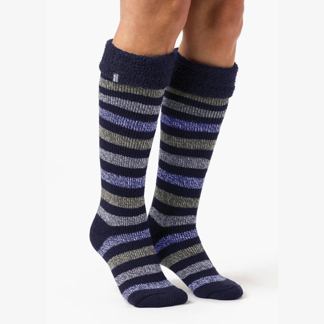 Calcetines térmicos para mujer Cosy Cuff Boot Socks: Heat Holders son simplemente los calcetines y accesorios térmicos más cálidos que puedes comprar. Empezaron en 2008 con la visión de crear el calcetín térmico definitivo, más cálido que cualquier otro del mercado. Mantén las piernas y los pies calientes con estos calcetines de bota con puño giratorio. Si tienes las piernas y los pies fríos en invierno, estos calcetines más largos tienen un forro térmico más grueso que te mantendrá caliente durante más tiempo. Fabricados con Heat Holders Brushing, su proceso de cepillado experto maximiza la cantidad de aire caliente que se mantiene en el interior de cada calcetín para ofrecer una calidez insuperable y comodidad durante todo el día. También presentan un alto índice de 2,3 tog gracias a la innovadora tecnología de punto de Heat Holders, que utiliza un pelo acolchado de bucle largo PATENTADO en el Reino Unido. Combina estos calcetines largos con cualquier par de botas, tanto si sales de excursión como si quieres lucir estos calcetines a rayas, ¡quedarán impresionantes con unos botines bajos! . Estos calcetines están disponibles en las tallas para mujer 4-8 UK, 37-42 EU, 5-9 US. Detalles adicionales del producto: - Calcetines térmicos para mujer - Calcetines térmicos oficiales - Hilo térmico - Puño giratorio - Cepillado térmico - Forro térmico grueso - Rayas de colores y diseños - Alto Tog - Diseño a rayas - Rayas azul marino y rosa - Tallas 4-8 UK, 37-42 EU, 5-9 US