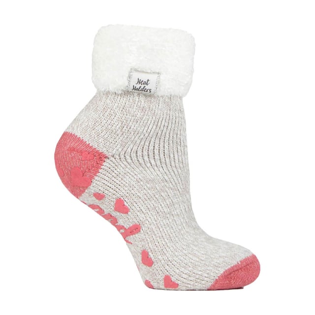 Calcetines Heat Holders Ladies Lounge: Relájate en casa con estos acogedores calcetines. Tanto si quieres estar calentita como cómoda en casa, estos calcetines de salón tienen un diseño bonito y elegante para que puedas combinarlos con cualquier conjunto informal. Todos los calcetines HEAT HOLDERS®, incluidos estos calcetines de salón, están creados con tecnología de punto PATENTADA en el Reino Unido. Este exclusivo proceso de fabricación, junto con el innovador hilo térmico de diseño japonés HEAT HOLDERS®, garantiza el máximo calor cerca de la piel, manteniendo los pies calientes durante más tiempo. Con una calificación TOG de 2,34, estos calcetines están diseñados para mantener los pies calientes y conservar el calor cerca de la piel. También evitan que tus pies se sientan húmedos gracias a su suave forro térmico interior cepillado. Con un acolchado de pelo largo, estos calcetines térmicos ayudarán a mantener los pies totalmente cómodos y apoyados. Estos calcetines son el regalo perfecto para cualquier mujer que tenga los pies fríos. El puño giratorio permite subir o bajar los calcetines para un ajuste más cómodo. Estos calcetines están disponibles en las tallas para mujer 4-8 UK. Detalles adicionales del producto: - Calcetines térmicos oficiales - Calcetines térmicos para mujer - Hilo térmico - Lazos térmicos - Cepillado térmico - Forro térmico grueso - 2.34 tog - Puños antideslizantes - Bajo el tobillo - Tallas 4-8 UK