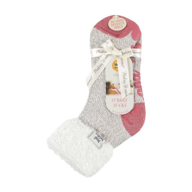 Calcetines Heat Holders Ladies Lounge: Relájate en casa con estos acogedores calcetines. Tanto si quieres estar calentita como cómoda en casa, estos calcetines de salón tienen un diseño bonito y elegante para que puedas combinarlos con cualquier conjunto informal. Todos los calcetines HEAT HOLDERS®, incluidos estos calcetines de salón, están creados con tecnología de punto PATENTADA en el Reino Unido. Este exclusivo proceso de fabricación, junto con el innovador hilo térmico de diseño japonés HEAT HOLDERS®, garantiza el máximo calor cerca de la piel, manteniendo los pies calientes durante más tiempo. Con una calificación TOG de 2,34, estos calcetines están diseñados para mantener los pies calientes y conservar el calor cerca de la piel. También evitan que tus pies se sientan húmedos gracias a su suave forro térmico interior cepillado. Con un acolchado de pelo largo, estos calcetines térmicos ayudarán a mantener los pies totalmente cómodos y apoyados. Estos calcetines son el regalo perfecto para cualquier mujer que tenga los pies fríos. El puño giratorio permite subir o bajar los calcetines para un ajuste más cómodo. Estos calcetines están disponibles en las tallas para mujer 4-8 UK. Detalles adicionales del producto: - Calcetines térmicos oficiales - Calcetines térmicos para mujer - Hilo térmico - Lazos térmicos - Cepillado térmico - Forro térmico grueso - 2.34 tog - Puños antideslizantes - Bajo el tobillo - Tallas 4-8 UK