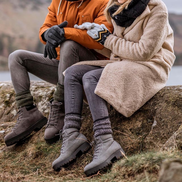 Calcetines térmicos de lana merino Heat Holders para hombre: Mantén tus pies abrigados en los días más fríos del invierno con estos calcetines térmicos Heat Holders de 2,9 TOG. Estos calcetines térmicos han combinado la retención de calor natural y propiedades de absorción de la lana merino, con la innovadora tecnología de tejido de punto que hace Heat Holders tan caliente. El pelo en bucle más largo y el suave cepillado interior garantizan la retención del calor y la amortiguación de los pies para ofrecer calidez y comodidad durante todo el día. Para proporcionar una mayor amortiguación y durabilidad, también se han añadido al calcetín un talón y una puntera reforzados. Estos calcetines térmicos son ideales para actividades al aire libre, o si pasas largos periodos de tiempo enfrentándote a los elementos. Por lo tanto, si usted es un ávido amante de las actividades al aire libre, le encantará la calidez, el grosor y la durabilidad que estos calcetines le ofrecerán. Estos calcetines de lana merino para hombre están disponibles en varios colores y están fabricados con un 54% de acrílico, un 36% de lana y un 5% de nailon, un 4% de poliéster y un 1% de elastano. Son lavables a máquina (en ciclo delicado) y están disponibles en paquetes de un par. Detalles adicionales del producto: - Paquete de 1 par - 6-11 UK - Talón y puntera reforzados - Lana Merino - Interior suave cepillado - Clasificación TOG 2.9 - Lavado a máquina en frío con ciclo delicado - 54% Acrílico 36% Lana 5% Nylon 4% Poliéster 1% Elastano