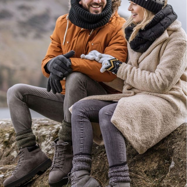 Calcetines térmicos de lana merino Heat Holders para hombre: Mantén tus pies abrigados en los días más fríos del invierno con estos calcetines térmicos Heat Holders de 2,9 TOG. Estos calcetines térmicos han combinado la retención de calor natural y propiedades de absorción de la lana merino, con la innovadora tecnología de tejido de punto que hace Heat Holders tan caliente. El pelo en bucle más largo y el suave cepillado interior garantizan la retención del calor y la amortiguación de los pies para ofrecer calidez y comodidad durante todo el día. Para proporcionar una mayor amortiguación y durabilidad, también se han añadido al calcetín un talón y una puntera reforzados. Estos calcetines térmicos son ideales para actividades al aire libre, o si pasas largos periodos de tiempo enfrentándote a los elementos. Por lo tanto, si usted es un ávido amante de las actividades al aire libre, le encantará la calidez, el grosor y la durabilidad que estos calcetines le ofrecerán. Estos calcetines de lana merino para hombre están disponibles en varios colores y están fabricados con un 54% de acrílico, un 36% de lana y un 5% de nailon, un 4% de poliéster y un 1% de elastano. Son lavables a máquina (en ciclo delicado) y están disponibles en paquetes de un par. Detalles adicionales del producto: - Paquete de 1 par - 6-11 UK - Talón y puntera reforzados - Lana Merino - Interior suave cepillado - Clasificación TOG 2.9 - Lavado a máquina en frío con ciclo delicado - 54% Acrílico 36% Lana 5% Nylon 4% Poliéster 1% Elastano