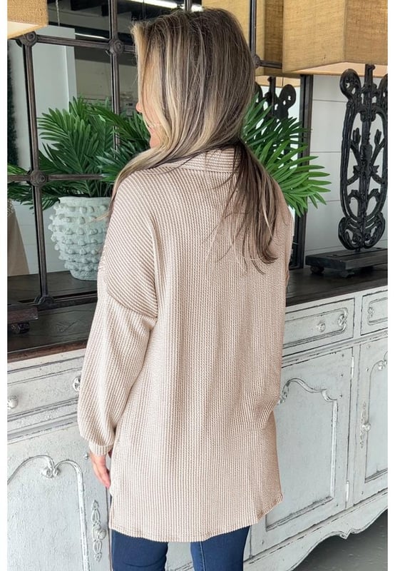 Prendas de abrigo femeninas elegantes y casuales  
Parches de lentejuelas añaden brillo a la camisa abrigo  
El diseño del bolsillo en el pecho realza su estilo y sentido de la moda  
La tela acanalada es cómoda y duradera  
Disponible en diferentes tamaños según la tabla de tallas proporcionada  
Material: 75% poliéster, 20% viscosa, 5% elastano