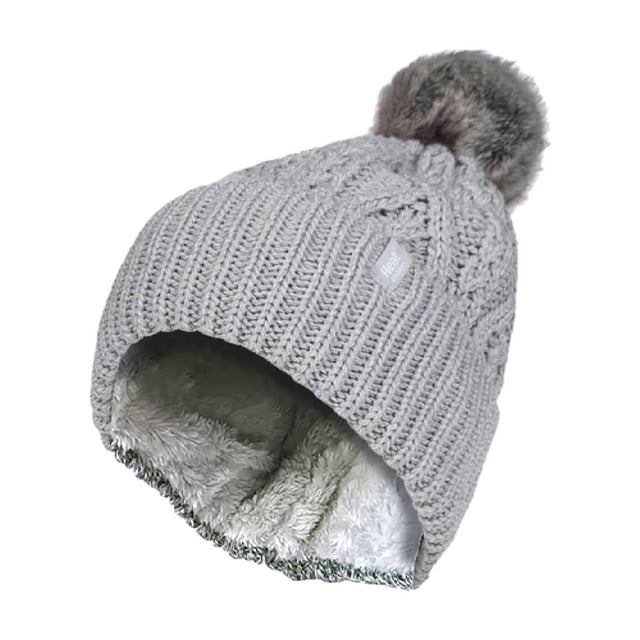 Gorro con pompón estilo Solna para mujer de Heat Holders: Al igual que el Heat Holders original para mujer, pero con un estilo de punto moderno, este gorro estilo Solna, como el original, pretende mantenerte abrigada y a la moda con su estilo y punto contemporáneos. Estos gorros con pompón para mujer tienen un forro aislante de felpa, llamado Heatweaver, que es aún más eficaz para retener el aire caliente que cualquier forro normal. Este forro térmico está diseñado para ser suave, con un lujoso tacto de vellón (casi parece que estés tocando el vellón dorado), a la vez que mantiene el aire caliente cerca de tu piel, impidiendo que entre el aire frío. Todo ello está pensado para que estés calentito durante todo el invierno. Este gorro con pompón tiene un puño vuelto y un gran pompón de piel sintética en la parte superior. Este gorro tiene una construcción de punto de cable en su exterior para darle un toque de moda. El exterior está hecho de 55% poliéster y 45% acrílico, y el forro es de 100% poliéster. Vienen en talla única y son lavables a máquina. Detalles adicionales del producto: ✔ Sujetadores térmicos ✔ Forro polar Heat Weaver ✔ Estilo Solna ✔ Punto de cable ✔ Gorro Pom Pom ✔ Puño con vuelta ✔ Exterior: 54% poliéster, 46% acrílico ✔ Forro: 100% poliéster ✔ Lavable a máquina a 40°.