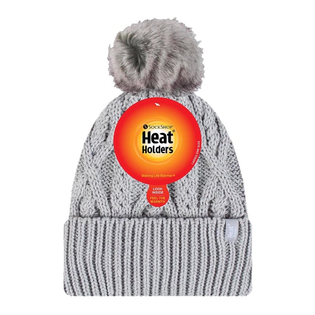 Gorro con pompón estilo Solna para mujer de Heat Holders: Al igual que el Heat Holders original para mujer, pero con un estilo de punto moderno, este gorro estilo Solna, como el original, pretende mantenerte abrigada y a la moda con su estilo y punto contemporáneos. Estos gorros con pompón para mujer tienen un forro aislante de felpa, llamado Heatweaver, que es aún más eficaz para retener el aire caliente que cualquier forro normal. Este forro térmico está diseñado para ser suave, con un lujoso tacto de vellón (casi parece que estés tocando el vellón dorado), a la vez que mantiene el aire caliente cerca de tu piel, impidiendo que entre el aire frío. Todo ello está pensado para que estés calentito durante todo el invierno. Este gorro con pompón tiene un puño vuelto y un gran pompón de piel sintética en la parte superior. Este gorro tiene una construcción de punto de cable en su exterior para darle un toque de moda. El exterior está hecho de 55% poliéster y 45% acrílico, y el forro es de 100% poliéster. Vienen en talla única y son lavables a máquina. Detalles adicionales del producto: ✔ Sujetadores térmicos ✔ Forro polar Heat Weaver ✔ Estilo Solna ✔ Punto de cable ✔ Gorro Pom Pom ✔ Puño con vuelta ✔ Exterior: 54% poliéster, 46% acrílico ✔ Forro: 100% poliéster ✔ Lavable a máquina a 40°.