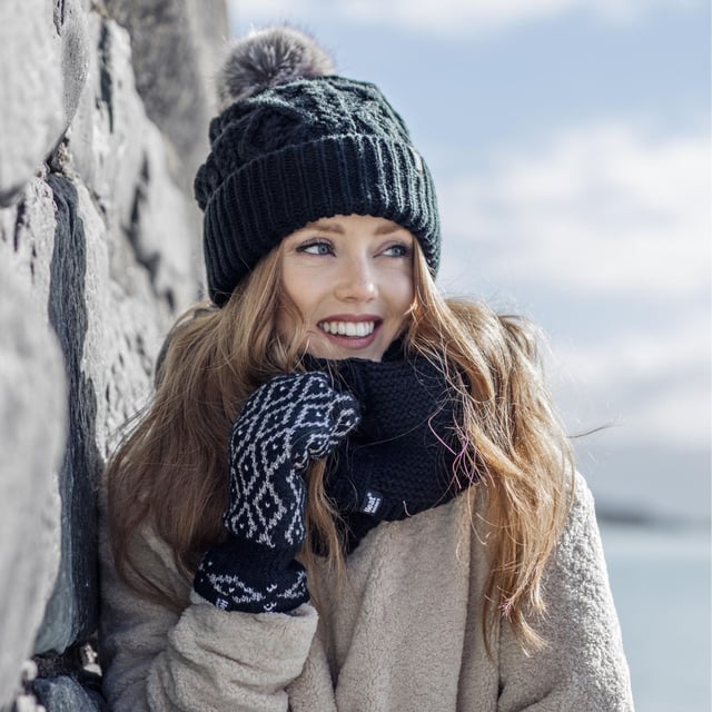 Gorro con pompón estilo Solna para mujer de Heat Holders: Al igual que el Heat Holders original para mujer, pero con un estilo de punto moderno, este gorro estilo Solna, como el original, pretende mantenerte abrigada y a la moda con su estilo y punto contemporáneos. Estos gorros con pompón para mujer tienen un forro aislante de felpa, llamado Heatweaver, que es aún más eficaz para retener el aire caliente que cualquier forro normal. Este forro térmico está diseñado para ser suave, con un lujoso tacto de vellón (casi parece que estés tocando el vellón dorado), a la vez que mantiene el aire caliente cerca de tu piel, impidiendo que entre el aire frío. Todo ello está pensado para que estés calentito durante todo el invierno. Este gorro con pompón tiene un puño vuelto y un gran pompón de piel sintética en la parte superior. Este gorro tiene una construcción de punto de cable en su exterior para darle un toque de moda. El exterior está hecho de 55% poliéster y 45% acrílico, y el forro es de 100% poliéster. Vienen en talla única y son lavables a máquina. Detalles adicionales del producto: ✔ Sujetadores térmicos ✔ Forro polar Heat Weaver ✔ Estilo Solna ✔ Punto de cable ✔ Gorro Pom Pom ✔ Puño con vuelta ✔ Exterior: 54% poliéster, 46% acrílico ✔ Forro: 100% poliéster ✔ Lavable a máquina a 40°.