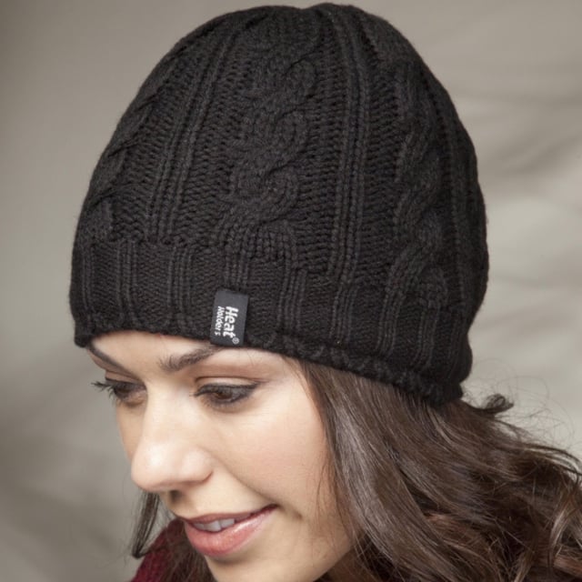 Gorro térmico de invierno Heat Holders: El precioso gorro de punto de cable, este gorro femenino Heat Holders de 3,4 Tog tiene un fabuloso forro aislante de felpa similar a la piel, llamado Heatweaver, que es aún más eficaz para retener el aire caliente. Este forro suave y sedoso no sólo tiene un tacto lujoso, sino que también te asegura unas orejas calientes en el crudo invierno. Todo ello está fabricado con el hilo Heat Holders, que ha sido creado por expertos para mantenerte abrigado, con su capacidad superior para absorber la humedad y mantener el frío a raya. Detalles del producto: - Gorro térmico de Heat Holders. - Macizo de 3,4 tog - Forro Heatweaver. - Hilo Heat Holders. - Orejas calentitas. - Ajuste suave y cómodo. - Talla única. - Una gama de preciosos colores para elegir.