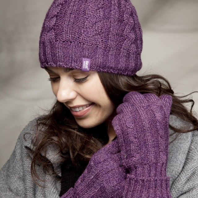Gorro térmico de invierno Heat Holders: El precioso gorro de punto de cable, este gorro femenino Heat Holders de 3,4 Tog tiene un fabuloso forro aislante de felpa similar a la piel, llamado Heatweaver, que es aún más eficaz para retener el aire caliente. Este forro suave y sedoso no sólo tiene un tacto lujoso, sino que también te asegura unas orejas calientes en el crudo invierno. Todo ello está fabricado con el hilo Heat Holders, que ha sido creado por expertos para mantenerte abrigado, con su capacidad superior para absorber la humedad y mantener el frío a raya. Detalles del producto: - Gorro térmico de Heat Holders. - Macizo de 3,4 tog - Forro Heatweaver. - Hilo Heat Holders. - Orejas calentitas. - Ajuste suave y cómodo. - Talla única. - Una gama de preciosos colores para elegir.