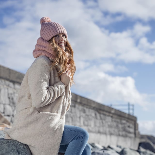 Gorro con pompón estilo Arden para mujer: Como el original Heat Holders pero con un estilo moderno, este gorro estilo Arden, como el original, tiene como objetivo mantenerte calentita y abrigada a la vez que a la moda con su estilo y tejido contemporáneos. Estos gorros de mujer tienen un forro de felpa aislante, llamado Heatweaver, que es aún más eficaz para mantener el aire caliente que cualquier forro normal. Este forro está diseñado para ser suave y ofrecer un tacto lujoso a la vez que mantiene el aire caliente cerca de la piel, impidiendo que entre el aire frío. Todo ello está pensado para que estés calentito durante todo el invierno. Este gorro con pompón estilo Arden tiene un puño vuelto y un suave y esponjoso pompón en la parte superior. Este gorro tiene una construcción de punto acanalado para mantener el gorro seguro y más duradero. Estos gorros con pompón de estilo Arden de Heat Holders para mujer están disponibles en 5 colores, entre los que se incluyen el coral, el vaquero y el gris claro. Están hechos de 55% poliéster, 45% acrílico en el exterior del gorro y el forro está hecho de 100% poliéster. Vienen en talla única y son lavables a máquina. Detalles adicionales del producto: Heat Holders Heat Weaver Forro polar Arden Style Rib Construction Pom Pom Hat Turn Over Cuff Exterior: 55% poliéster, 45% acrílico Forro: 100% poliéster Lavable a máquina