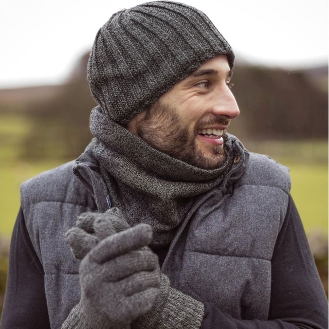 Heat Holders - Gorro de canalé grueso: Disfruta del calor y de un estilo inigualable con el accesorio de invierno definitivo, el gorro de canalé grueso de Heat Holders. Con su atractivo diseño acanalado y la revolucionaria tecnología Heatweaver, este gorro proporciona una calidez y un confort inigualables, por lo que es perfecto para cualquier conjunto de invierno. Repleto de calor superior, comodidad excepcional, eficaces propiedades de evacuación de la humedad, durabilidad y estilo, Heat Holders es su marca de confianza para combatir las condiciones gélidas. Su lujoso forro polar Heatweaver garantiza una capa extra de suavidad y aislamiento, manteniéndote cómodo y abrigado durante el día. El gorro Chunky Ribbed, confeccionado con fibras de alta calidad, hace gala de una meticulosa atención al detalle, lo que garantiza un producto resistente y duradero. Su versatilidad en el diseño incluye los exteriores de punto de cable y el forro polar, ofreciendo el máximo confort sin prescindir del estilo. Los gorros Heat Holders son ideales para mantener la cabeza caliente incluso en los días más fríos del invierno. Con su avanzada tecnología de aislamiento y sus materiales transpirables y ligeros, ofrecen un confort de alto nivel que hace que apenas notes que los llevas puestos. Detalles esenciales del producto: - Tecnología Heatweaver avanzada - Lujoso forro polar - Material de gama alta - Suave diseño de gorro acanalado - Perfecto para climas fríos - Lavable a máquina