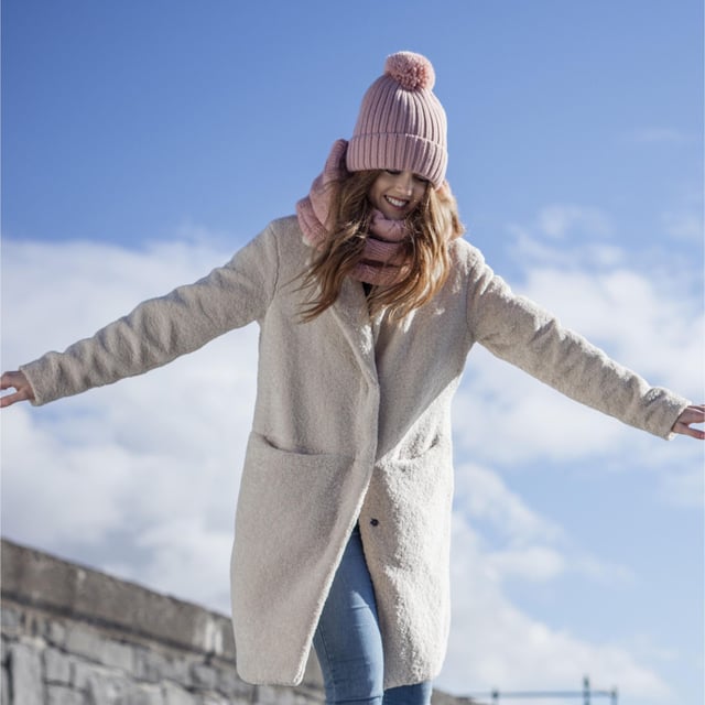 Gorro con pompón estilo Arden para mujer: Como el original Heat Holders pero con un estilo moderno, este gorro estilo Arden, como el original, tiene como objetivo mantenerte calentita y abrigada a la vez que a la moda con su estilo y tejido contemporáneos. Estos gorros de mujer tienen un forro de felpa aislante, llamado Heatweaver, que es aún más eficaz para mantener el aire caliente que cualquier forro normal. Este forro está diseñado para ser suave y ofrecer un tacto lujoso a la vez que mantiene el aire caliente cerca de la piel, impidiendo que entre el aire frío. Todo ello está pensado para que estés calentito durante todo el invierno. Este gorro con pompón estilo Arden tiene un puño vuelto y un suave y esponjoso pompón en la parte superior. Este gorro tiene una construcción de punto acanalado para mantener el gorro seguro y más duradero. Estos gorros con pompón estilo Arden de Heat Holders están disponibles en 5 colores: coral, vaquero y gris claro. Están hechos de 55% poliéster, 45% acrílico en el exterior del gorro y el forro está hecho de 100% poliéster. Vienen en talla única y son lavables a máquina. Detalles adicionales del producto: Heat Holders Heat Weaver Forro polar Arden Style Rib Construction Pom Pom Hat Turn Over Cuff Exterior: 55% poliéster, 45% acrílico Forro: 100% poliéster Lavable a máquina