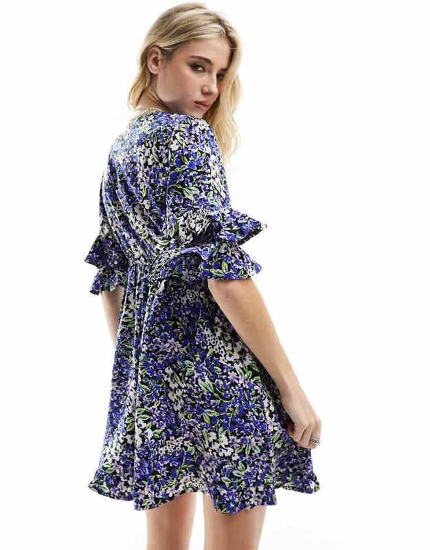 Dresses by Wednesday's Girl Dress the part Floral design V-neck Ruffle details Short sleeves Regular fitSold By: Asos