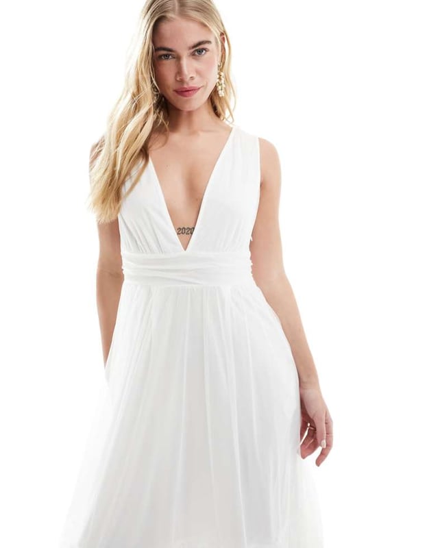 Dresses by Vila Your something-new Plunge neck Sleeveless style Tiered skirt Regular fitSold By: Asos
