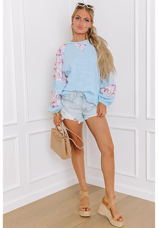 Sophisticated and stylish
  Floral patchwork design
  Elegant crew neck
  Balloon sleeves
  Trendy and fashion
  forward silhouette
  Must
  have item
  Available in different sizes
  Highly elastic
Material: 62% Polyester 32% Cotton 6% Elastane