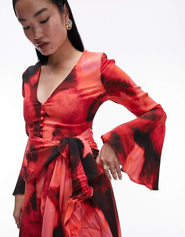 Dresses by Topshop Welcome to the next phase of Topshop V-neck Flared sleeves Tie waist Front split Regular fitSold By: Asos