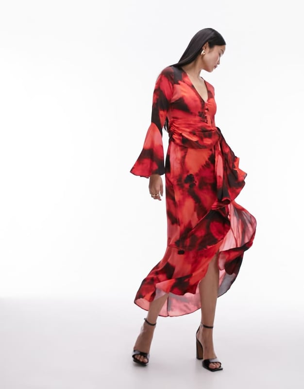 Dresses by Topshop Welcome to the next phase of Topshop V-neck Flared sleeves Tie waist Front split Regular fitSold By: Asos