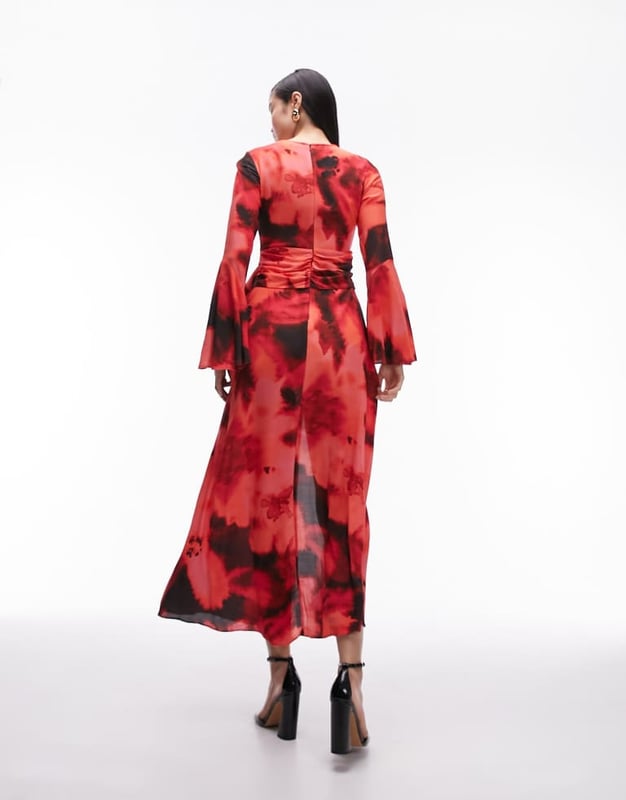 Dresses by Topshop Welcome to the next phase of Topshop V-neck Flared sleeves Tie waist Front split Regular fitSold By: Asos