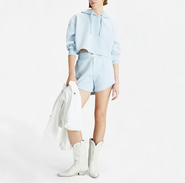 Die GAS Shorts für Damen vereinen coolen Stil und Komfort in einem modernen, vielseitigen Design. Aus hochwertigen Stoffen gefertigt, bieten sie eine bequeme Passform und durchdachte Details, ideal um wärmere Tage mit lässiger Eleganz zu meistern. Perfekt für die Freizeit oder für raffinierte Sommerlooks, bringen sie die dynamische und authentische Essenz der Marke zum Ausdruck.