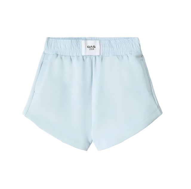 Die GAS Shorts für Damen vereinen coolen Stil und Komfort in einem modernen, vielseitigen Design. Aus hochwertigen Stoffen gefertigt, bieten sie eine bequeme Passform und durchdachte Details, ideal um wärmere Tage mit lässiger Eleganz zu meistern. Perfekt für die Freizeit oder für raffinierte Sommerlooks, bringen sie die dynamische und authentische Essenz der Marke zum Ausdruck.