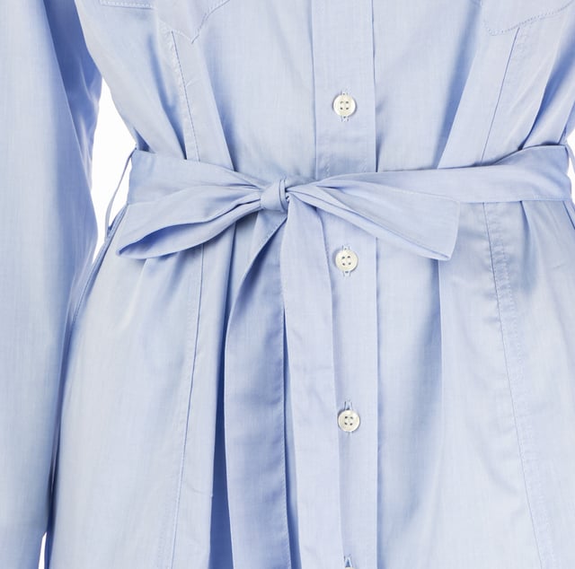 Die Damenkleider von GAS vereinen Eleganz und Vielseitigkeit und eignen sich perfekt für lässig-schicke Looks mit einem modernen Twist. Sie sind aus hochwertigen Materialien gefertigt und bieten eine Passform, die die Silhouette betont, sowie feine Details, die die Authentizität der Marke widerspiegeln. Sie sind ideal für jede Gelegenheit und bringen einen frischen und dynamischen Stil zum Ausdruck, der für Frauen entworfen wurde, die es lieben, mit Schlichtheit und Raffinesse aufzufallen.