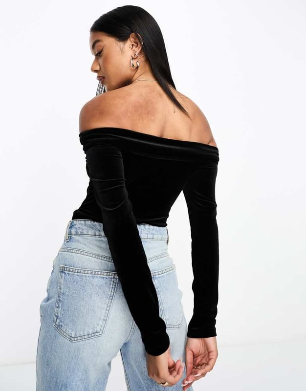 Tops by Glamorous A silhouette serve Bardot neck Long sleeves Bodycon fitSold By: Asos