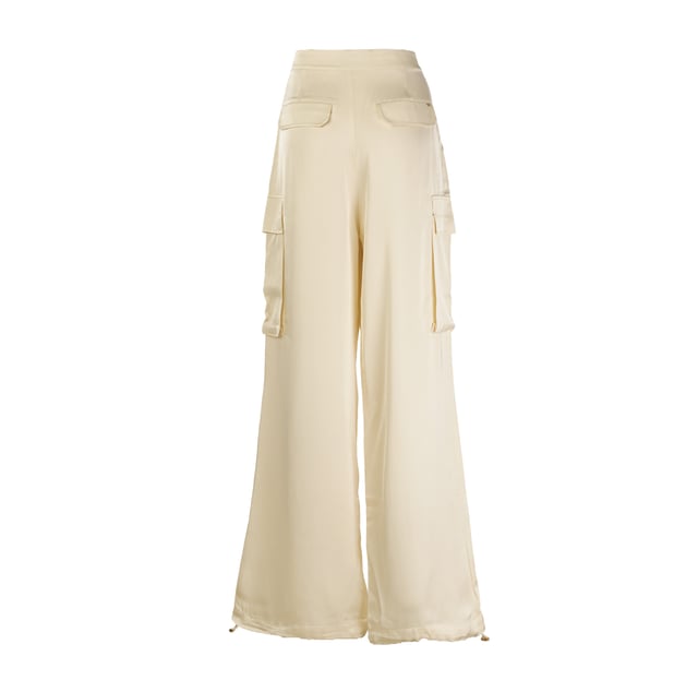 GAS damesbroeken bieden de perfecte mix van elegantie en comfort, met veelzijdige ontwerpen voor elke gelegenheid. Ze zijn gemaakt van hoogwaardige stoffen en hebben moderne pasvormen en fijne details die het silhouet verbeteren. Perfect voor een casual-chique of meer formele look, weerspiegelen ze de authentieke essentie van het merk, ideaal voor dynamische vrouwen die houden van een verfijnde en functionele stijl.
