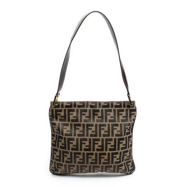 Fendi Bolsas Square Hobo  Bolso bandolera en Beige/Marrón Oscuro Lienzo y Oro hardware. El producto está en en Excelentes Condiciones (A).
  Dimensiones: 29x26x1 cm 
  Accesorios incluidos: 
    
  BrandCo Paris encuentra artículos raros y en las mejores condiciones a precios increíbles. ¡Vale la pena tener paciencia! Compra con confianza: todos los artículos de BrandCo Paris son seleccionados y autenticados cuidadosamente por nuestro equipo de expertos.
  Todos los artículos vienen con un certificado de autenticidad y un embalaje entregado por BrandCo Paris.
  Tabla de clasificación de la condición del artículo
  N (como nuevo)
  AA (perfecto estado)
  A (excelente estado)
  AB (muy buen estado)
  B (bueno/regular)