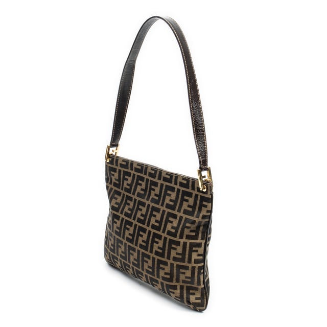Fendi Bolsas Square Hobo  Bolso bandolera en Beige/Marrón Oscuro Lienzo y Oro hardware. El producto está en en Excelentes Condiciones (A).
  Dimensiones: 29x26x1 cm 
  Accesorios incluidos: 
    
  BrandCo Paris encuentra artículos raros y en las mejores condiciones a precios increíbles. ¡Vale la pena tener paciencia! Compra con confianza: todos los artículos de BrandCo Paris son seleccionados y autenticados cuidadosamente por nuestro equipo de expertos.
  Todos los artículos vienen con un certificado de autenticidad y un embalaje entregado por BrandCo Paris.
  Tabla de clasificación de la condición del artículo
  N (como nuevo)
  AA (perfecto estado)
  A (excelente estado)
  AB (muy buen estado)
  B (bueno/regular)