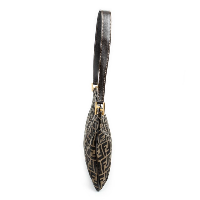 Fendi Bolsas Square Hobo  Bolso bandolera en Beige/Marrón Oscuro Lienzo y Oro hardware. El producto está en en Excelentes Condiciones (A).
  Dimensiones: 29x26x1 cm 
  Accesorios incluidos: 
    
  BrandCo Paris encuentra artículos raros y en las mejores condiciones a precios increíbles. ¡Vale la pena tener paciencia! Compra con confianza: todos los artículos de BrandCo Paris son seleccionados y autenticados cuidadosamente por nuestro equipo de expertos.
  Todos los artículos vienen con un certificado de autenticidad y un embalaje entregado por BrandCo Paris.
  Tabla de clasificación de la condición del artículo
  N (como nuevo)
  AA (perfecto estado)
  A (excelente estado)
  AB (muy buen estado)
  B (bueno/regular)