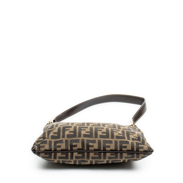 Fendi Bolsas Square Hobo  Bolso bandolera en Beige/Marrón Oscuro Lienzo y Oro hardware. El producto está en en Excelentes Condiciones (A).
  Dimensiones: 29x26x1 cm 
  Accesorios incluidos: 
    
  BrandCo Paris encuentra artículos raros y en las mejores condiciones a precios increíbles. ¡Vale la pena tener paciencia! Compra con confianza: todos los artículos de BrandCo Paris son seleccionados y autenticados cuidadosamente por nuestro equipo de expertos.
  Todos los artículos vienen con un certificado de autenticidad y un embalaje entregado por BrandCo Paris.
  Tabla de clasificación de la condición del artículo
  N (como nuevo)
  AA (perfecto estado)
  A (excelente estado)
  AB (muy buen estado)
  B (bueno/regular)