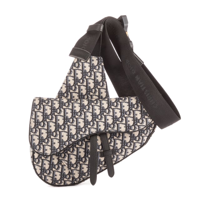 Dior Bolsas Dior Homme Saddle Crossbody Bag  Bolso bandolera en Azul Oscuro Lienzo y Plata hardware. El producto está en en Perfectas Condiciones (AA).
  Dimensiones: 27x18x5 cm 
  Accesorios incluidos: None
    
  BrandCo Paris encuentra artículos raros y en las mejores condiciones a precios increíbles. ¡Vale la pena tener paciencia! Compra con confianza: todos los artículos de BrandCo Paris son seleccionados y autenticados cuidadosamente por nuestro equipo de expertos.
  Todos los artículos vienen con un certificado de autenticidad y un embalaje entregado por BrandCo Paris.
  Tabla de clasificación de la condición del artículo
  N (como nuevo)
  AA (perfecto estado)
  A (excelente estado)
  AB (muy buen estado)
  B (bueno/regular)