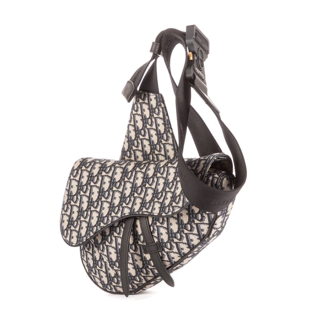 Dior Bolsas Dior Homme Saddle Crossbody Bag  Bolso bandolera en Azul Oscuro Lienzo y Plata hardware. El producto está en en Perfectas Condiciones (AA).
  Dimensiones: 27x18x5 cm 
  Accesorios incluidos: None
    
  BrandCo Paris encuentra artículos raros y en las mejores condiciones a precios increíbles. ¡Vale la pena tener paciencia! Compra con confianza: todos los artículos de BrandCo Paris son seleccionados y autenticados cuidadosamente por nuestro equipo de expertos.
  Todos los artículos vienen con un certificado de autenticidad y un embalaje entregado por BrandCo Paris.
  Tabla de clasificación de la condición del artículo
  N (como nuevo)
  AA (perfecto estado)
  A (excelente estado)
  AB (muy buen estado)
  B (bueno/regular)