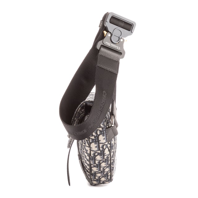 Dior Bolsas Dior Homme Saddle Crossbody Bag  Bolso bandolera en Azul Oscuro Lienzo y Plata hardware. El producto está en en Perfectas Condiciones (AA).
  Dimensiones: 27x18x5 cm 
  Accesorios incluidos: None
    
  BrandCo Paris encuentra artículos raros y en las mejores condiciones a precios increíbles. ¡Vale la pena tener paciencia! Compra con confianza: todos los artículos de BrandCo Paris son seleccionados y autenticados cuidadosamente por nuestro equipo de expertos.
  Todos los artículos vienen con un certificado de autenticidad y un embalaje entregado por BrandCo Paris.
  Tabla de clasificación de la condición del artículo
  N (como nuevo)
  AA (perfecto estado)
  A (excelente estado)
  AB (muy buen estado)
  B (bueno/regular)