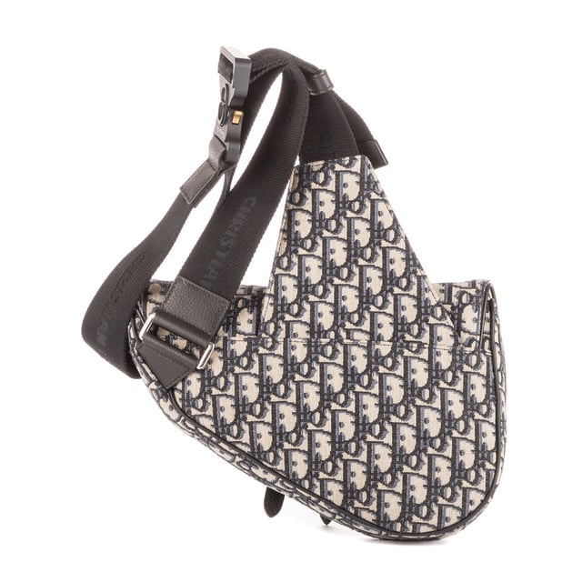 Dior Bolsas Dior Homme Saddle Crossbody Bag  Bolso bandolera en Azul Oscuro Lienzo y Plata hardware. El producto está en en Perfectas Condiciones (AA).
  Dimensiones: 27x18x5 cm 
  Accesorios incluidos: None
    
  BrandCo Paris encuentra artículos raros y en las mejores condiciones a precios increíbles. ¡Vale la pena tener paciencia! Compra con confianza: todos los artículos de BrandCo Paris son seleccionados y autenticados cuidadosamente por nuestro equipo de expertos.
  Todos los artículos vienen con un certificado de autenticidad y un embalaje entregado por BrandCo Paris.
  Tabla de clasificación de la condición del artículo
  N (como nuevo)
  AA (perfecto estado)
  A (excelente estado)
  AB (muy buen estado)
  B (bueno/regular)