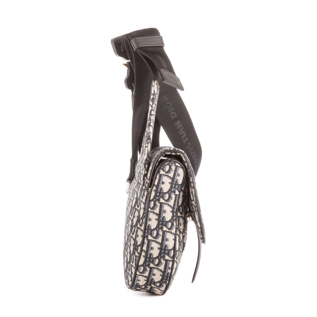 Dior Bolsas Dior Homme Saddle Crossbody Bag  Bolso bandolera en Azul Oscuro Lienzo y Plata hardware. El producto está en en Perfectas Condiciones (AA).
  Dimensiones: 27x18x5 cm 
  Accesorios incluidos: None
    
  BrandCo Paris encuentra artículos raros y en las mejores condiciones a precios increíbles. ¡Vale la pena tener paciencia! Compra con confianza: todos los artículos de BrandCo Paris son seleccionados y autenticados cuidadosamente por nuestro equipo de expertos.
  Todos los artículos vienen con un certificado de autenticidad y un embalaje entregado por BrandCo Paris.
  Tabla de clasificación de la condición del artículo
  N (como nuevo)
  AA (perfecto estado)
  A (excelente estado)
  AB (muy buen estado)
  B (bueno/regular)