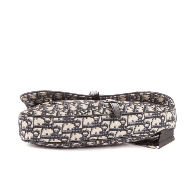 Dior Bolsas Dior Homme Saddle Crossbody Bag  Bolso bandolera en Azul Oscuro Lienzo y Plata hardware. El producto está en en Perfectas Condiciones (AA).
  Dimensiones: 27x18x5 cm 
  Accesorios incluidos: None
    
  BrandCo Paris encuentra artículos raros y en las mejores condiciones a precios increíbles. ¡Vale la pena tener paciencia! Compra con confianza: todos los artículos de BrandCo Paris son seleccionados y autenticados cuidadosamente por nuestro equipo de expertos.
  Todos los artículos vienen con un certificado de autenticidad y un embalaje entregado por BrandCo Paris.
  Tabla de clasificación de la condición del artículo
  N (como nuevo)
  AA (perfecto estado)
  A (excelente estado)
  AB (muy buen estado)
  B (bueno/regular)