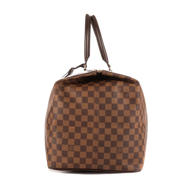 Louis Vuitton Bolsas Greenwich GM Bolsa de viaje en Marrón Lona recubierta y Latón dorado hardware. El producto está en en Perfectas Condiciones (AA).
  Dimensiones: 54.5x23x26.5 cm 
  Accesorios incluidos: Dustbag, Luggage Tag
    
  BrandCo Paris encuentra artículos raros y en las mejores condiciones a precios increíbles. ¡Vale la pena tener paciencia! Compra con confianza: todos los artículos de BrandCo Paris son seleccionados y autenticados cuidadosamente por nuestro equipo de expertos.
  Todos los artículos vienen con un certificado de autenticidad y un embalaje entregado por BrandCo Paris.
  Tabla de clasificación de la condición del artículo
  N (como nuevo)
  AA (perfecto estado)
  A (excelente estado)
  AB (muy buen estado)
  B (bueno/regular)