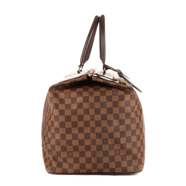 Louis Vuitton Bolsas Greenwich GM Bolsa de viaje en Marrón Lona recubierta y Latón dorado hardware. El producto está en en Perfectas Condiciones (AA).
  Dimensiones: 54.5x23x26.5 cm 
  Accesorios incluidos: Dustbag, Luggage Tag
    
  BrandCo Paris encuentra artículos raros y en las mejores condiciones a precios increíbles. ¡Vale la pena tener paciencia! Compra con confianza: todos los artículos de BrandCo Paris son seleccionados y autenticados cuidadosamente por nuestro equipo de expertos.
  Todos los artículos vienen con un certificado de autenticidad y un embalaje entregado por BrandCo Paris.
  Tabla de clasificación de la condición del artículo
  N (como nuevo)
  AA (perfecto estado)
  A (excelente estado)
  AB (muy buen estado)
  B (bueno/regular)